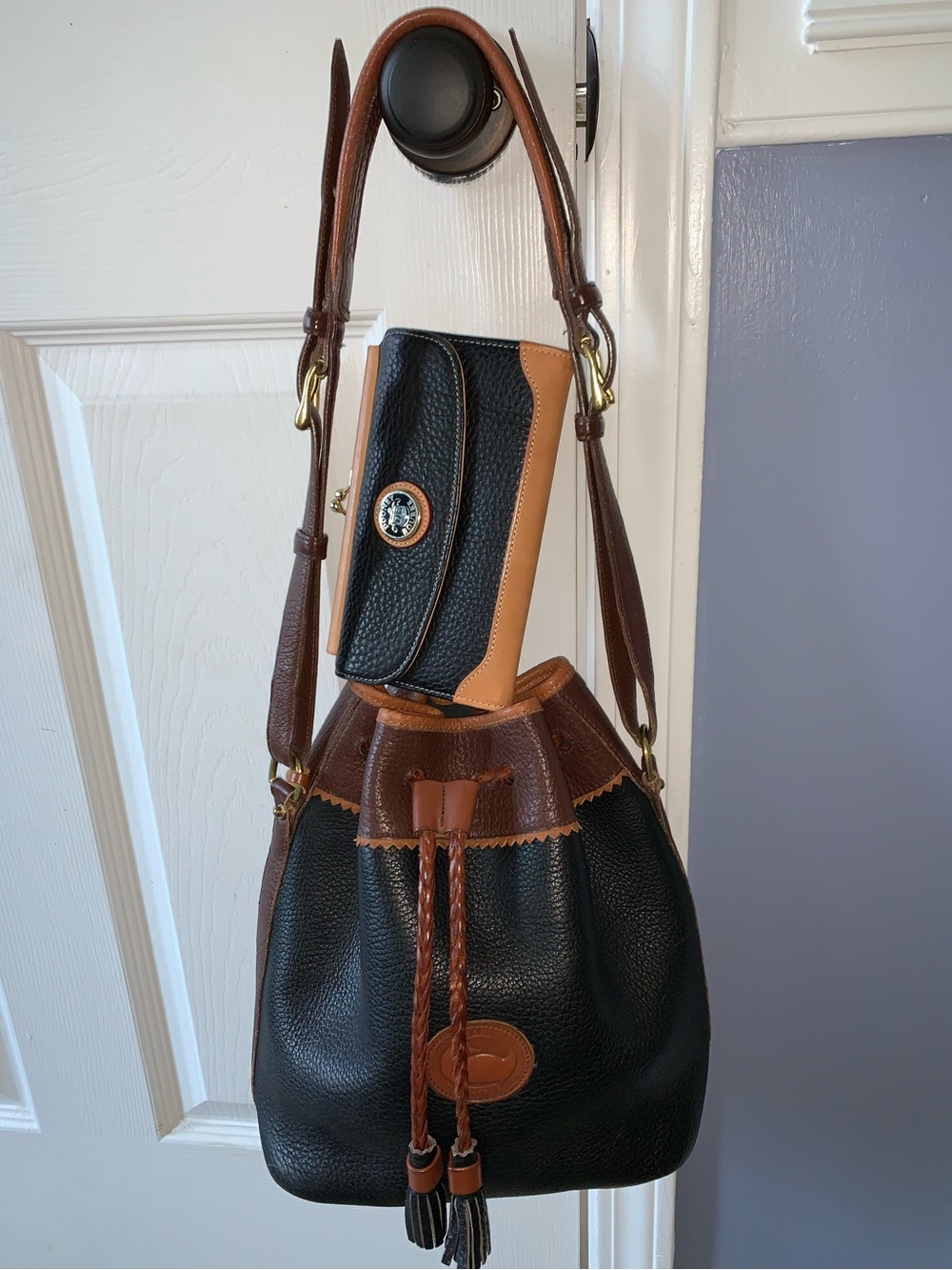 DOONEY & BOURKE BUCKET SHOULDER BAG + DOONEY & BOURKE KISS LOCK WALLET EUC